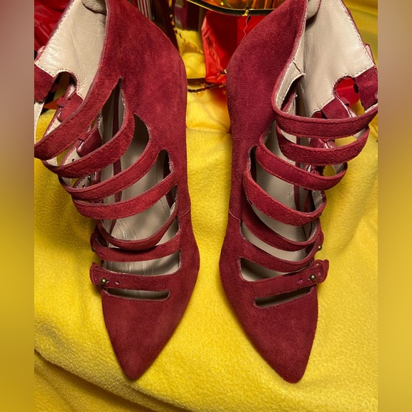 POUR LA VICTOIRE Vero Cuoio, Burgandy Suede Ankle Booties. Size 8M. - Picture 3 of 13